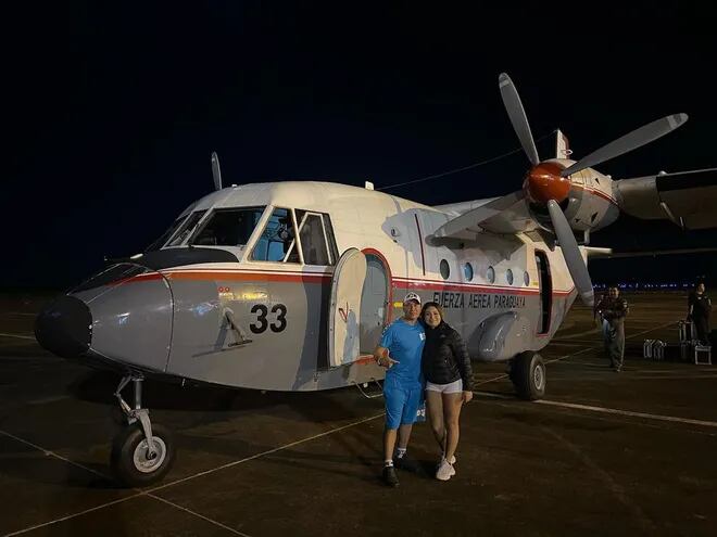 Pablo Lescano, reconocido artista de cumbia, con el avión de la Fuerza Aérea Paraguaya.