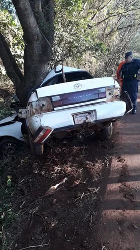 El vehículo de la víctima fatal Juan Gabriel Paredes Rolón quedó incrustado por un árbol, al costado de la ruta PY07.