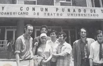 Integrantes del Teatro Popular de Vanguardia (TPV) frente a la sede donde se presentaron en Manizales, Colombia.