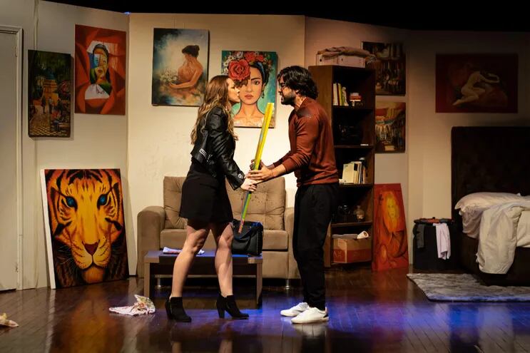 Antonella Zaldívar y Carlitos Ortellado en una escena de la comedia erótica "Alan y Ema", que se despide mañana del Teatro de las Américas del CCPA.