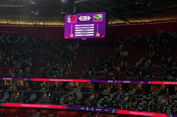 El tablero electrónico del estadio Al Bayt muestra el resultado final del partido entre Qatar y Ecuador.