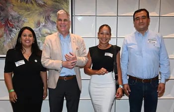Perla Silguero, el embajador de los Estados Unidos, Marc Ostfield, Patricia Vargas y Amilcar Ferreira.