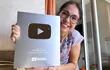 Emi Báez recibió la placa de YouTube por su canal de cocina.