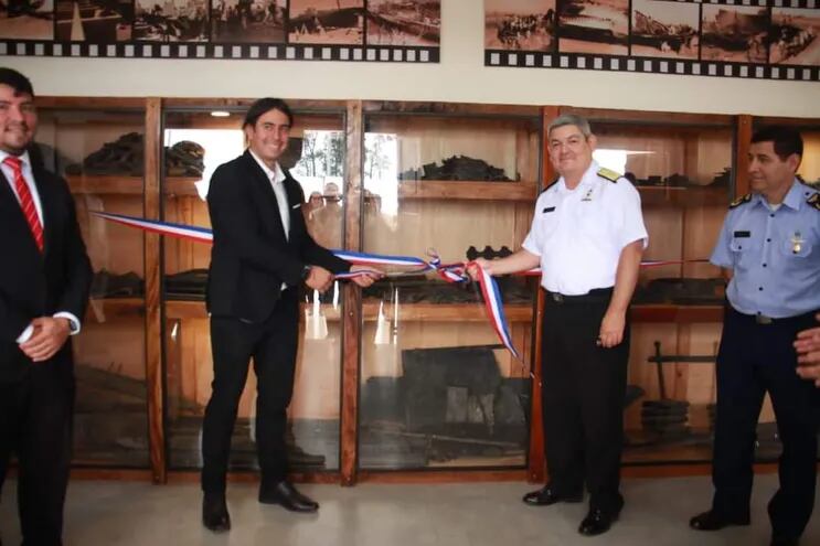 El Sr. Marcelino Prieto, acompañado de el Comandante de la Flota de Guerra de la Armada Paraguaya Contraalmirante, Carlos Adriano Diaz Cáceres, Patricio Ortega y el General de la fuerza Aérea Paraguaya Edwin Martínez.