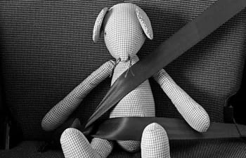 Según estudios, el cinturón de seguridad reduce en un 50% el riesgo de que un conductor sufra lesiones graves o pierda la vida; y en un 25% en el caso de los pasajeros traseros.