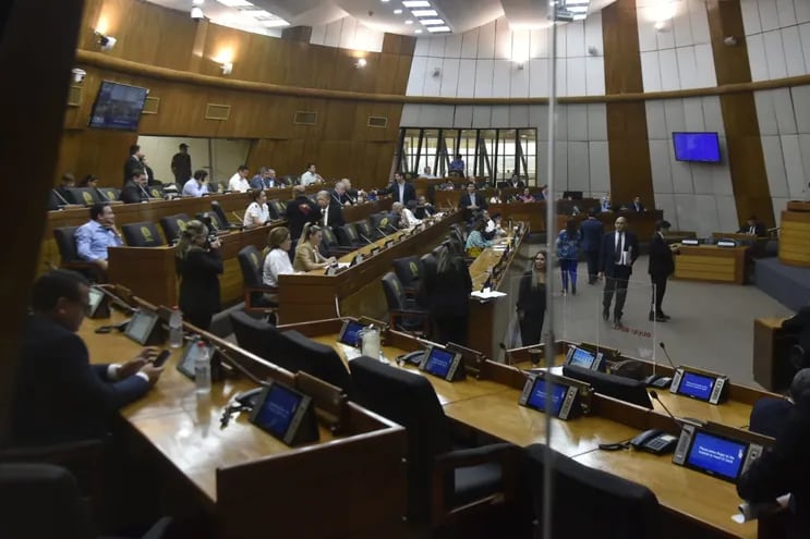 Sala de sesiones de Diputados casi vacía, a causa de que la mayoría de los legisladores están inmersos en la campaña electoral.