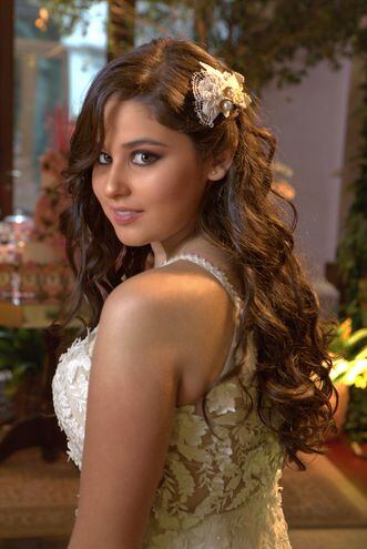 Victoria Sofía Torres Ramírez lució hermosa con un vestido muy moderno de Ocre.