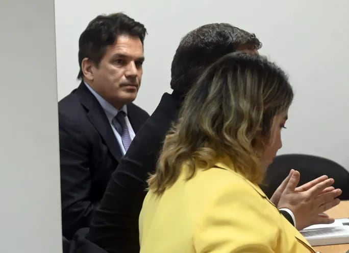 Cristian Turrini Ayala, atento a la exposición de su abogado defensor Eduardo Cazenave.