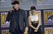 Kevin Feige, presidente de Marvel Studios, y la actriz Scarlett Johansson durante el panel de Marvel en Comic Con.