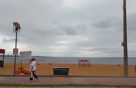 Cielo nublado en la costanera de Encarnación. (imagen referencial).