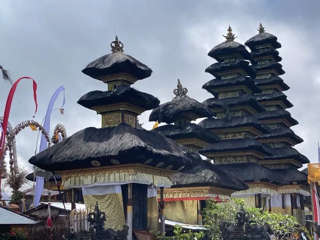 Un templo en Bali, con techos escalonados a modo de las pagodas.