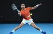 Novak Djokovic retorna con alegría al Australia Open luego de ser rechazado el año pasado por no vacunarse contra el covid-19.