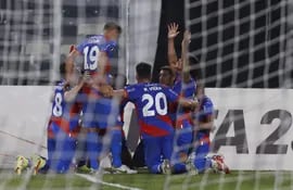 Los Jugadores de Cerro Porteño celebran el gol de Juan Patiño contra Curicó Unido durante la ida de la Fase 2 de la Copa Libertadores 2023, en el estadio Monumental en Santiago de Chile.