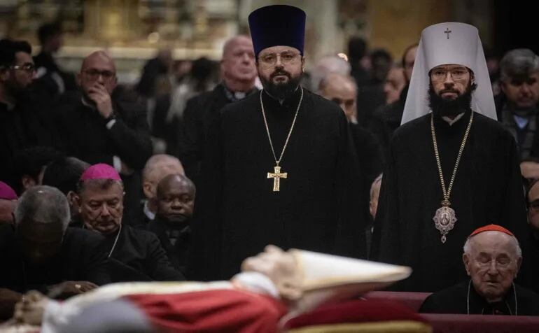 El metropolitano Antonio de Volokolamsk (R) presenta sus respetos al Papa emérito Benedicto XVI en la basílica de San Pedro en el Vaticano, el 4 de enero de 2023.