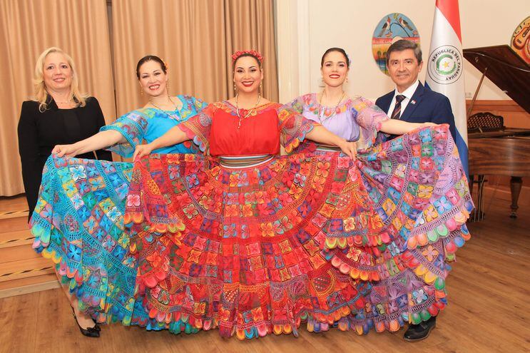Integrantes del Grupo Folklórico Paraguay Jeroky durante el acto celebrado en Viena, Austria.