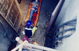 Una mujer resultó con varias lesiones tras caer 7 metros, en un alcantarillado de la Ande.