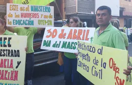 Docentes frente a la sede del Ministerio de Educación, este martes en Asunción.