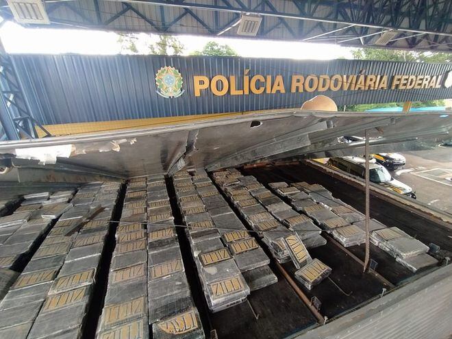 Los paquetes de la droga fueron hallados en el techo del camión por parte de los agentes policiales.