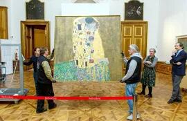 Para sacar ahora los colores a esas fotos, apenas el único vestigio visual de los cuadros, se alimentó a un algoritmo con información sobre Klimt: sus obras, sus técnicas y su uso del color.