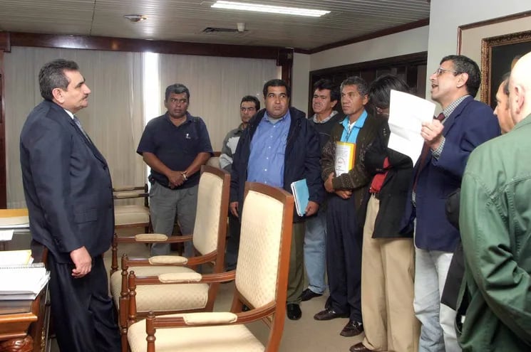 El ministro Antonio Fretes con el abogado Pedro Lobo de la Coordinadora de Aportantes del BNT, en una de las tantas audiencias por la demanda de devolución de G. 28.000 millones. Fue en el 2005.