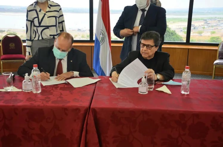 El senador Oscar Salomón (izq) por el Legislativo, y el ministro Euclides Acevedo, por el Ejecutivo, firmando el acuerdo con la CNI, el 15 de octubre de 2020.