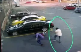 El pistolero vestido con camisa de color claro al que se ve en un video disparando contra Ryguasu Salinas, en el estacionamiento de un súper en Asunción, sería el que fue asesinado ayer.