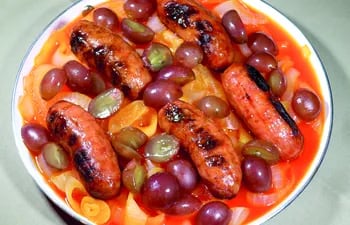 Chorizo parrillero con cebolla y uvas.