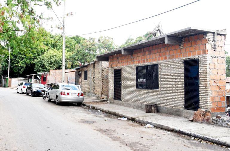 Casas de ladrillos en las veredas - Locales - ABC Color