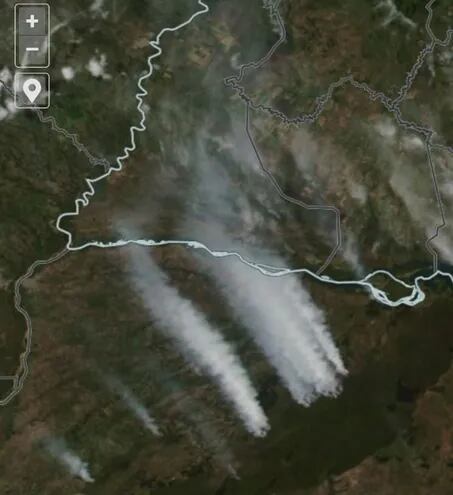 En la imagen satelital se observa la densa humareda proveniente de Corrientes, Argentina y que cubre la ciudad de Pilar.
