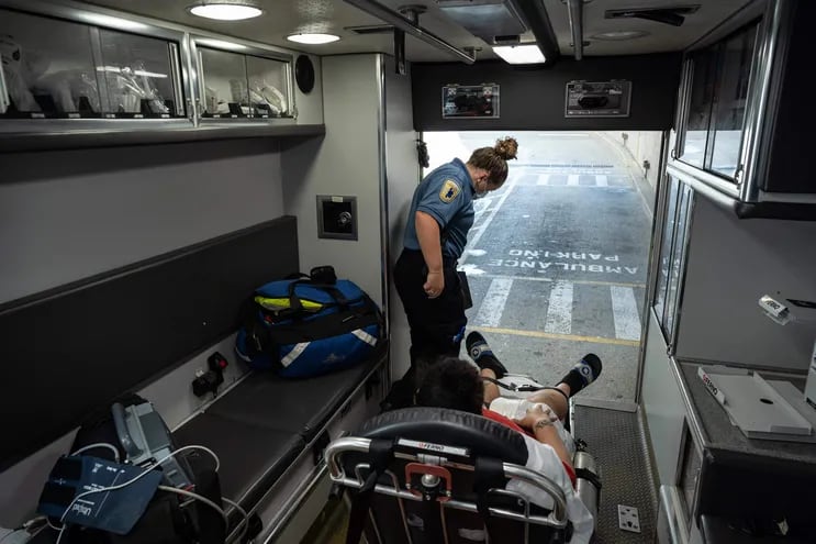 Un paciente con una emergencia por COVID-19 es trasladado en una ambulancia.