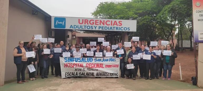 Funcionarios administrativos del Hospital Regional de San Juan Bautista, Misiones, se manifiestan pidiendo la escala salarial.