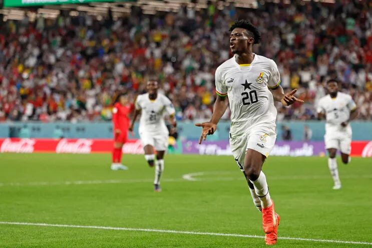 El mediocampista ghanés #20 Mohammed Kudus celebra marcar el tercer gol de su equipo durante el partido de fútbol del Grupo H de la Copa Mundial Qatar 2022 entre Corea del Sur y Ghana en el Education City Stadium en Al-Rayyan, al oeste de Doha, el 28 de noviembre de 2022.
