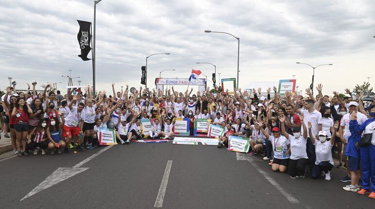 Corredores, atletas de élite, y dirigentes se manifestaron ayer a favor de la celebración de los Juegos Odesur Asunción 2022, tras la corrida que se llevó a cabo para conmemorar la cuenta regresiva.