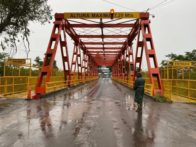 Después de casi dos años: Apertura del paso terrestre entre Puerto Falcón (Paraguay) y Puerto San Ignacio de Loyola (Argentina), en una lluviosa mañana.