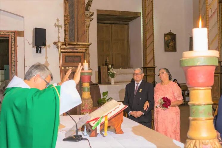 Los esposos Alcides Arnaldo Ochoa Vargas y  Fermina Nulina Loncharich renovaron sus votos matrimoniales con misa de acción de gracias oficiada por el párroco Cirilo Martínez en la iglesia de Yaguarón.