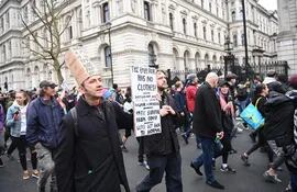 Al menos 36 detenidos en una protesta en Londres contra el confinamiento