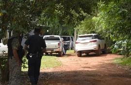 Una comitiva fiscal-policial se encuentra dentro de la propiedad del ciudadano sudafricano que está secuestrado desde el domingo.