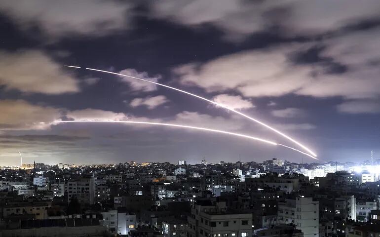 La facción extremista palestina Hamás lanza cohetes hacia territorio israelí. (MAHMUD HAMS/AFP)