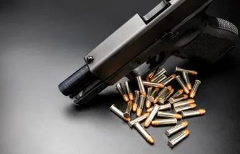 Imagen ilustrativa de un arma y sus respectivas balas.