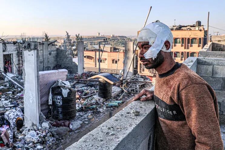 Un hombre herido observa los escombros de un edificio destruido por un bombardeo israelí en Rafah, en el sur de la Franja de Gaza, este miércoles.