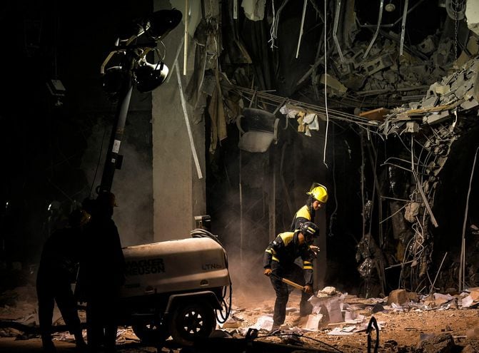 Bomberos trabajan entre los escombros del hotel Saratoga, en La Habana.