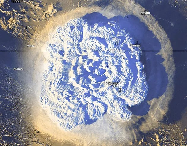 Una imagen satelital muestra la erupción del volcán Hunga Tonga en el Pacífico sur.