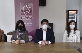 La CAP desarrolló una conferencia de prensa en la que participaron Anahí Brítez, de Cervepar;  Patricia Toyotoshi y Giuliano Caligaris, de la CAP y Blanca Ceuppens, del sector avícola, esta siesta.