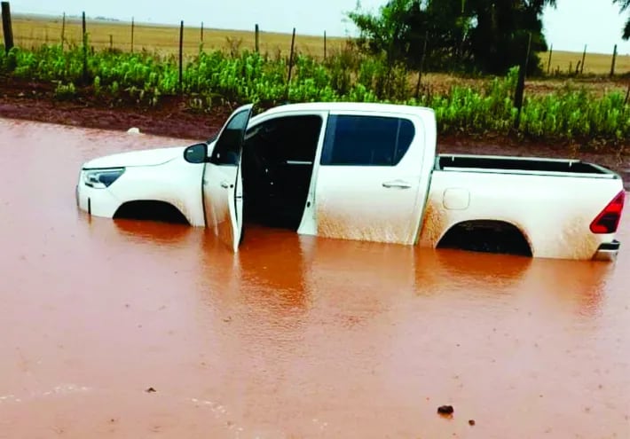 Una camioneta quedó bajo agua tras las intensas lluvias registradas el último fin de semana en Nueva Toledo.