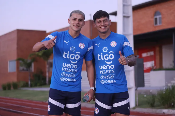 Ramón Sosa (i) y Matías Espinoza, futbolistas de la selección paraguaya, en el entrenamiento del combinado nacional en el Centro de Alto Rendimiento, en Ypané, Paraguay.