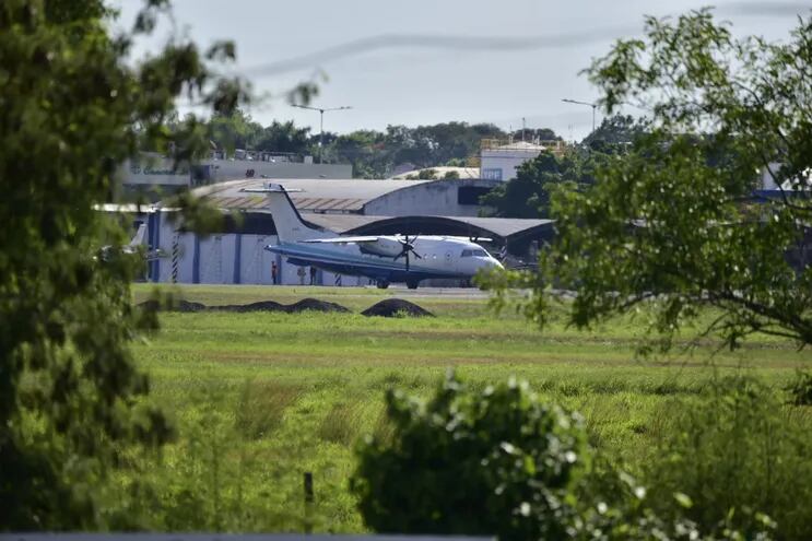 El avión C-146A Wolfhound operado por el Comando de Operaciones Especiales de la Fuerza Aérea de Estados Unidos con matrícula 63020, estacionado en la plataforma militar del aeropuerto Silvio Pettirossi.