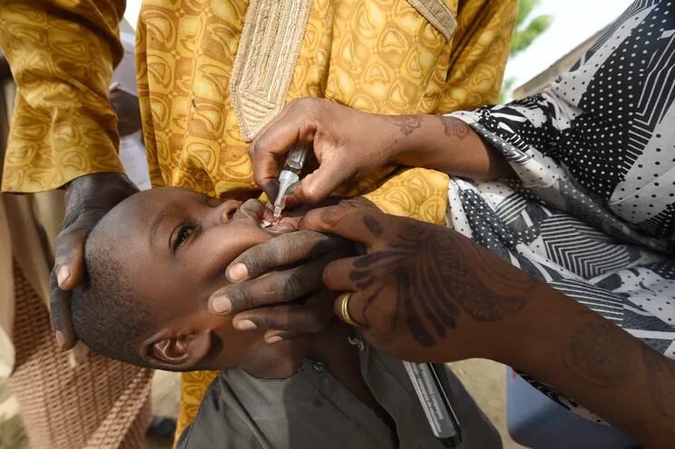 Un niño recibe una dosis de una vacuna contra el polio en Kano, Nigeria, en abril de 2017.