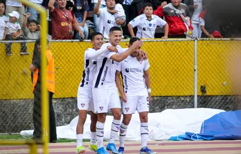 El paraguayo Alex Arce (c), jugador de Liga de Quito, celebra un gol en el partido ante El Nacional por la Serie A de Ecuador en el estadio Olímpico Atahualpa, en Quito, Ecuador.