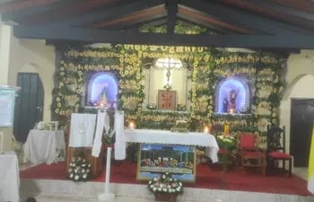 El altar de la capilla Santísima Cruz de Rincón Ñemby adornado con 2.000 chipas.