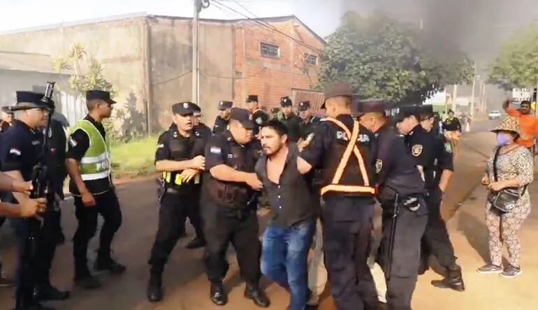 El dirigente Elvio Barúa fue capturado por los policías supuestamente por incitar a los ocupantes a resistirse.